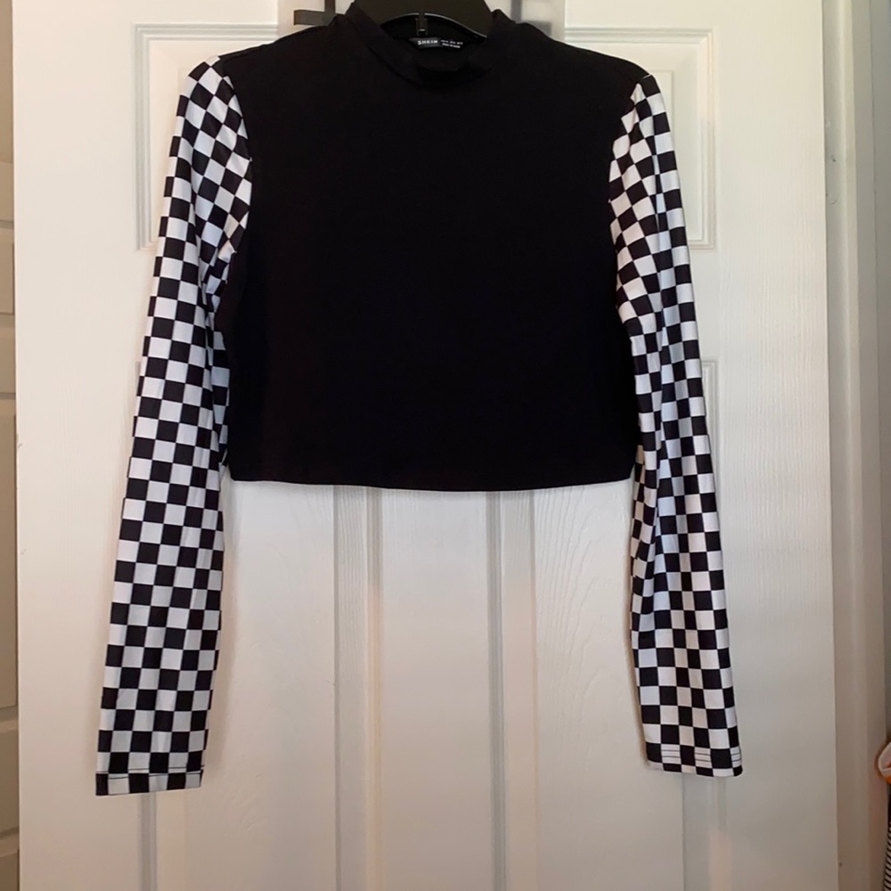 NWT ADORABLE SHEIN CHECKERBOARD LONG SLEEVED CROP!